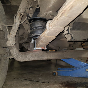 Пневмоподвеска на переднюю ось Isuzu NQR 75  2005 - 2015