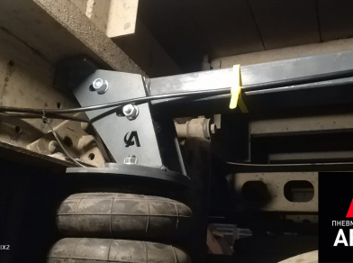 Рис. 2 Наши проекты: Установка задней пневмоподвески на Hino 300