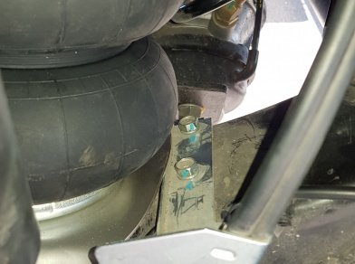 Рис. 6 Наши проекты: Монтаж задней пневмоподвески Isuzu NP90