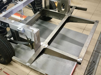 Рис. 8 Наши проекты: Лада ВИС и Нива на пневмоподвеске с КМУ