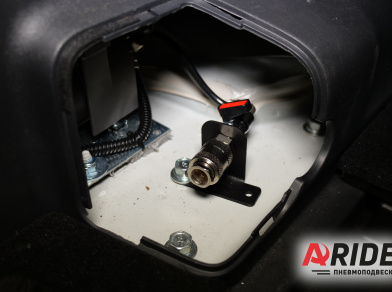 Рис. 3 Наши проекты: Пневматический сигнал на Mitsubishi Pajero