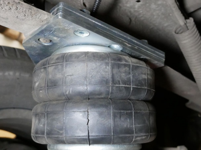 Рис. 4 Наши проекты: Монтаж задней пневмоподвески в дополнение к рессорам на Toyota Tundra